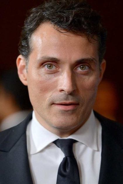 Rufus Sewell como Charles
