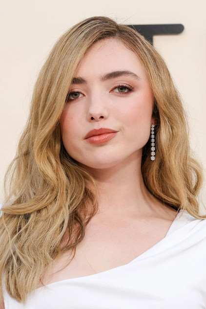 Peyton List as Maddie Nears