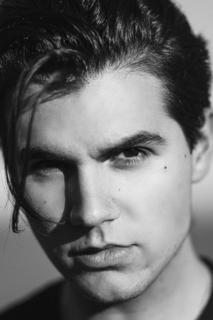 Christian Delgrosso como Aaron Powers