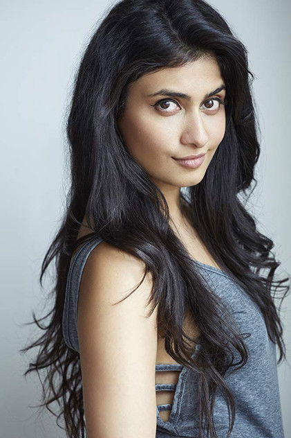 Ana Sani as Izzy Moonbow (voice)