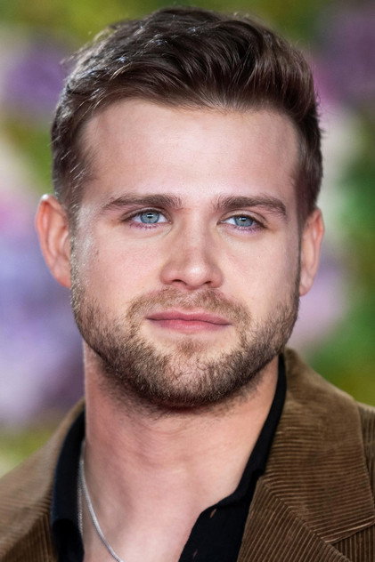 Leo Woodall como Sal