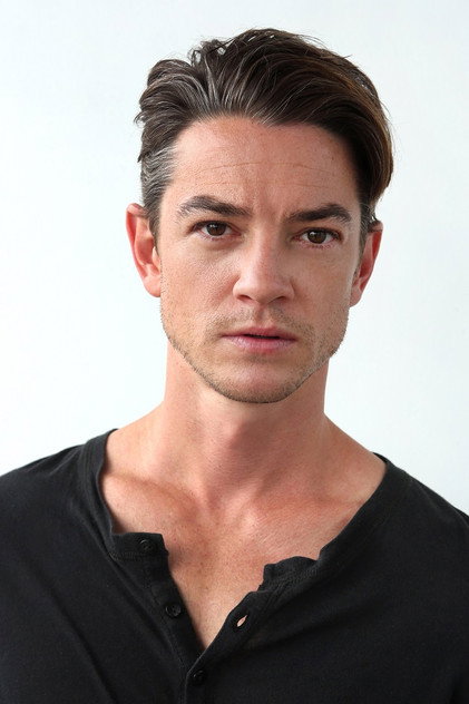Craig Horner como Calder