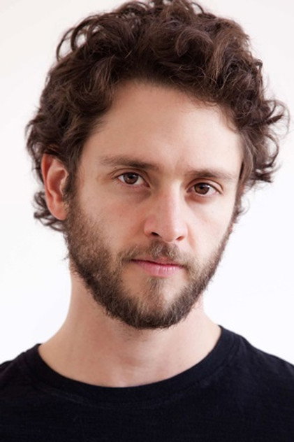 Christopher Von Uckermann como Santiago
