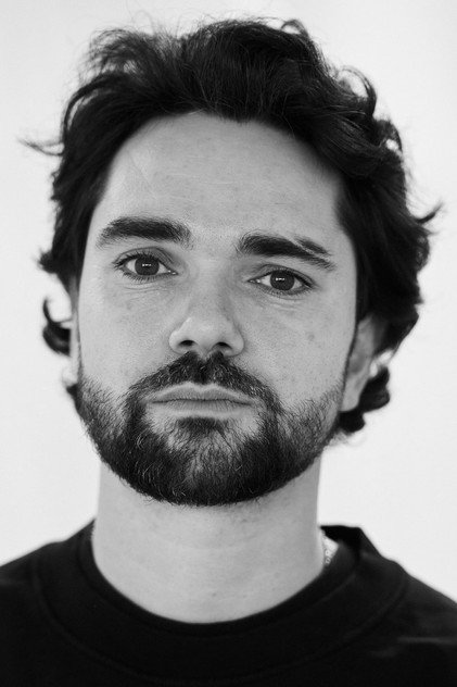 Allan Mustafa como Chaz