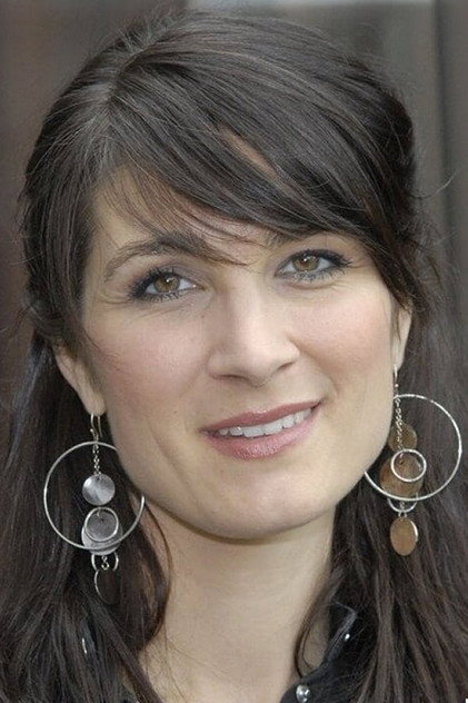Charlotte Munck como Helle