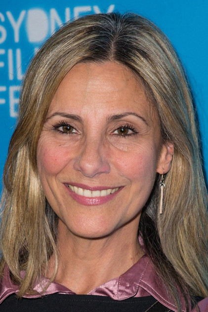 Zoe Carides como President Wallace