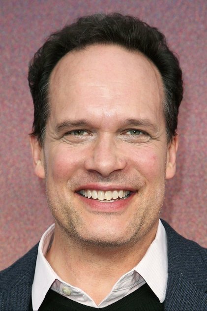 Diedrich Bader como Officer White