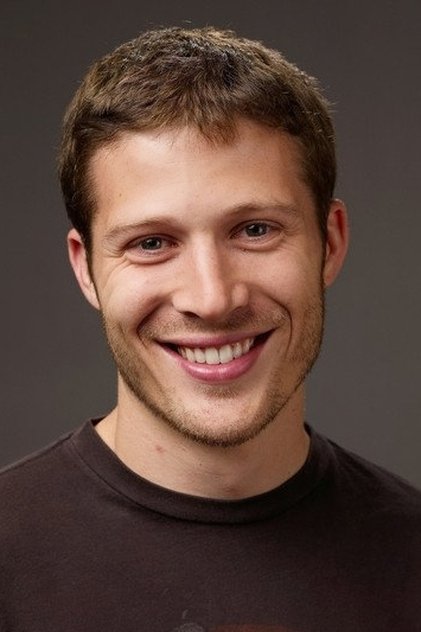 Zach Gilford som Riley Flynn