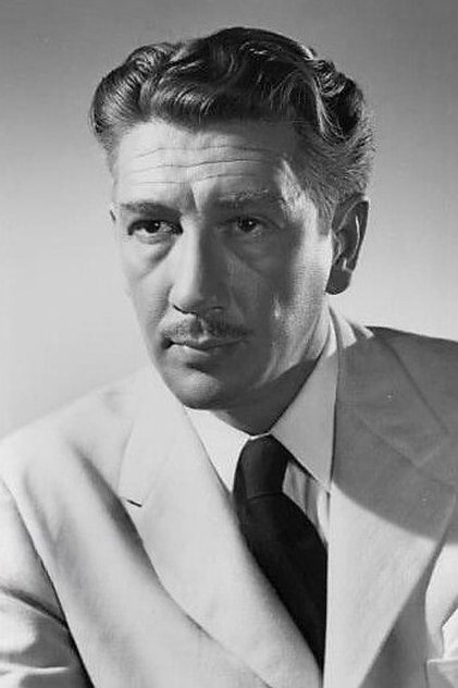 Richard Haydn como Herr Falkstein