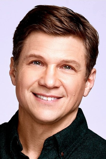 Marc Blucas dans le rôle de George Walter