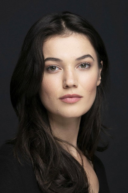 Pınar Deniz como Lydia / Banu
