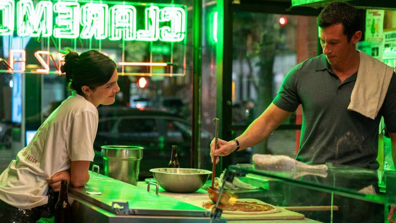 Só Por uma Noite prende Monica Barbaro e Callum Turner na única noite liberada para o sexo