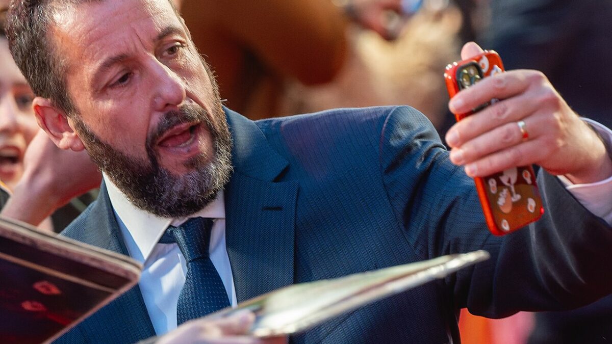 Adam Sandler tiene dos carreras. La crítica solo cuenta una