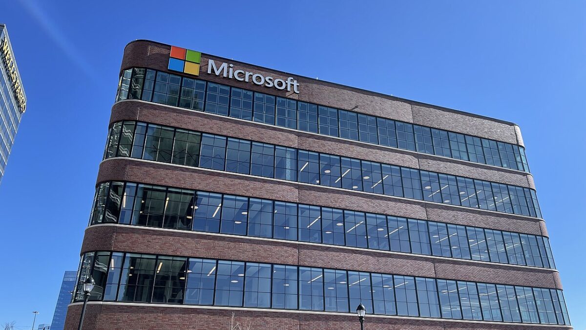 Azure rebasa los 100.000 millones — Microsoft sube 18% y sigue barata en bolsa