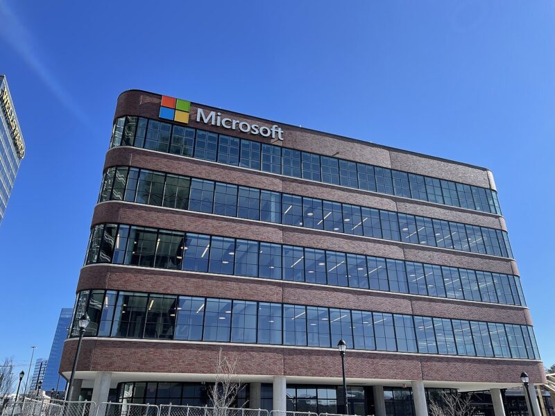 Azure supera i 100 miliardi — Microsoft in rialzo del 18% e ancora sottovalutata