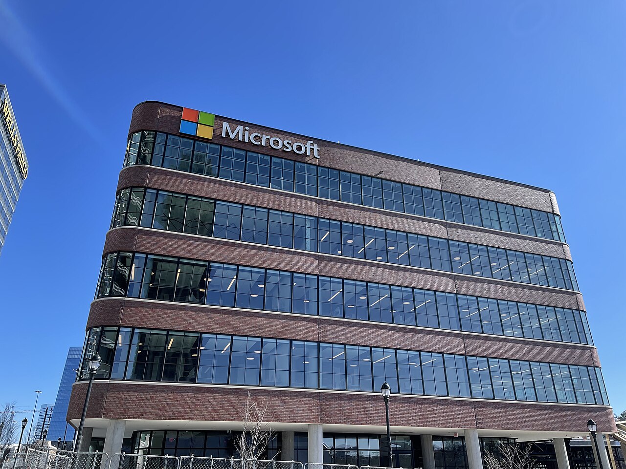 Azure supera los 100.000 millones — Microsoft sube 18% y sigue cotizando con descuento