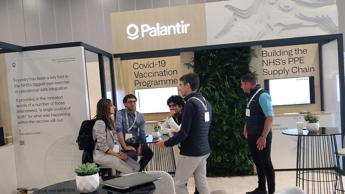 Palantir rejette le modèle cloud d&rsquo;OpenAI et publie une croissance de revenus de 93 %