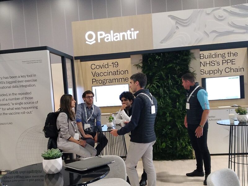 Palantir rejette le modèle cloud d&rsquo;OpenAI et publie une croissance de revenus de 93 %