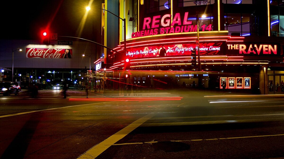 Paramount firma con Regal y AMC 30 estrenos al año y fractura el bloque de cines que frena su fusión