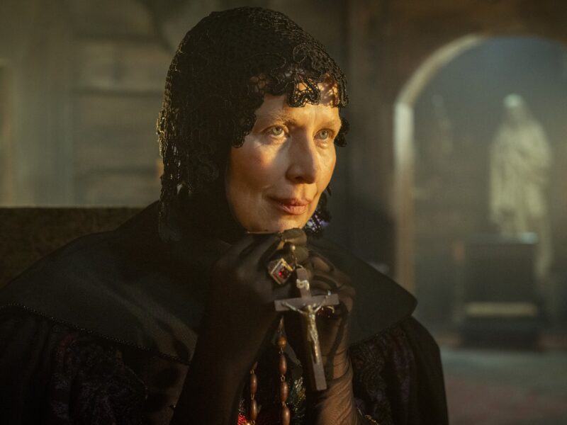1670 volta à Netflix e a terceira temporada leva a sátira do poder até a corte do rei