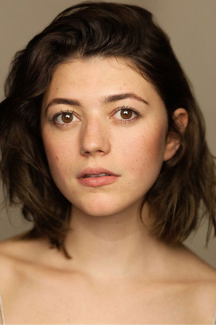 Jasmine Blackborow como Charly