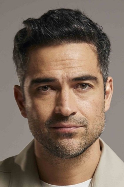 Alfonso Herrera como Carmona