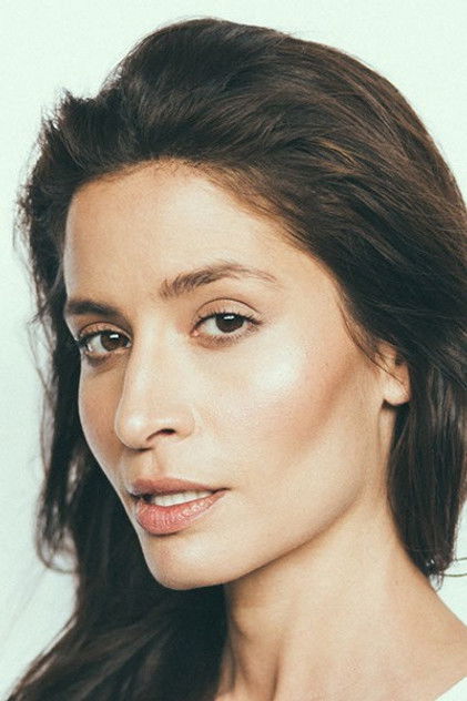Mercedes Mason dans le rôle de Capt. Zoe Andersen