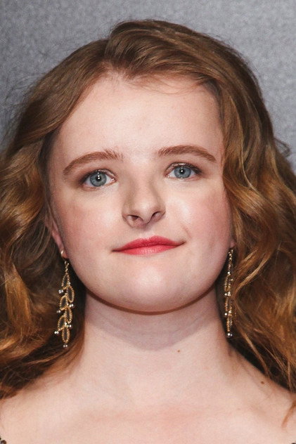 Milly Shapiro som Charlie Graham