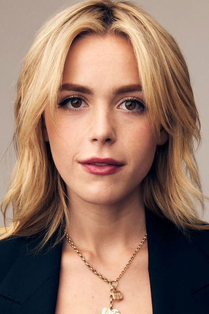 Kiernan Shipka como Irina