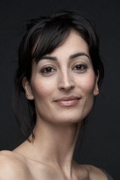 Laëtitia Eïdo als Dr. Shirin El Abed