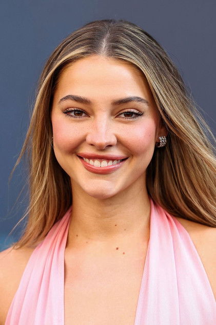Madelyn Cline como Sarah Cameron