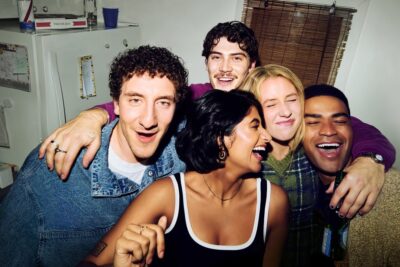 Adulti su Disney+: nella stagione 2 i cinque coinquilini del Queens finiscono in un triangolo amoroso