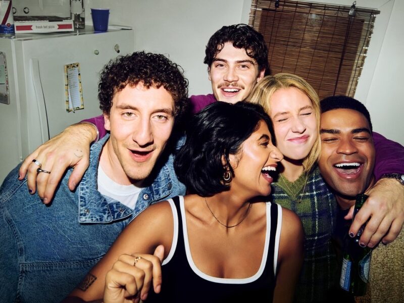 Adultos na Disney+: a 2ª temporada joga os cinco colegas de casa do Queens em um triângulo amoroso