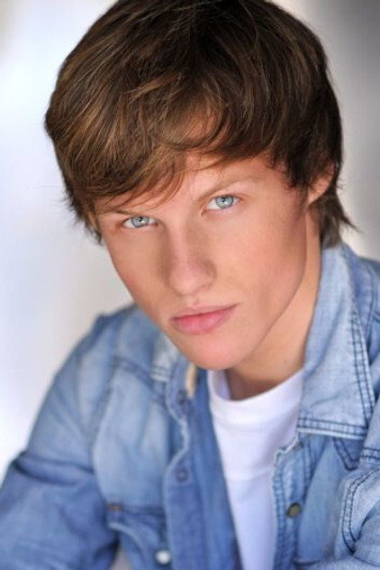 Connor Weil dans le rôle de Bobby