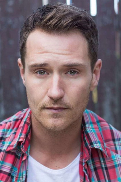 Benedict Wall como Cpl. Ron Hill