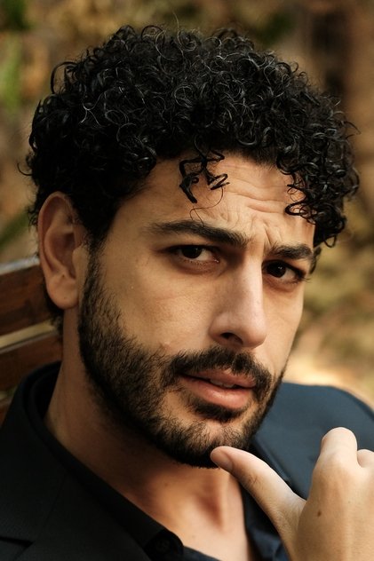 Hakan Ummak como Ömer