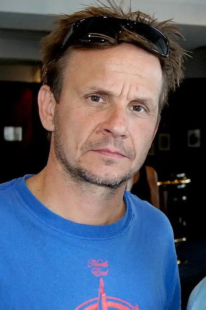 Bartłomiej Topa como Jan Paweł Adamczewski