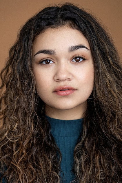 Madison Bailey como Kiara Carrera