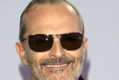 Miguel Bosé pide no mirar el eclipse: «mal rollo», y las redes lo convierten en meme