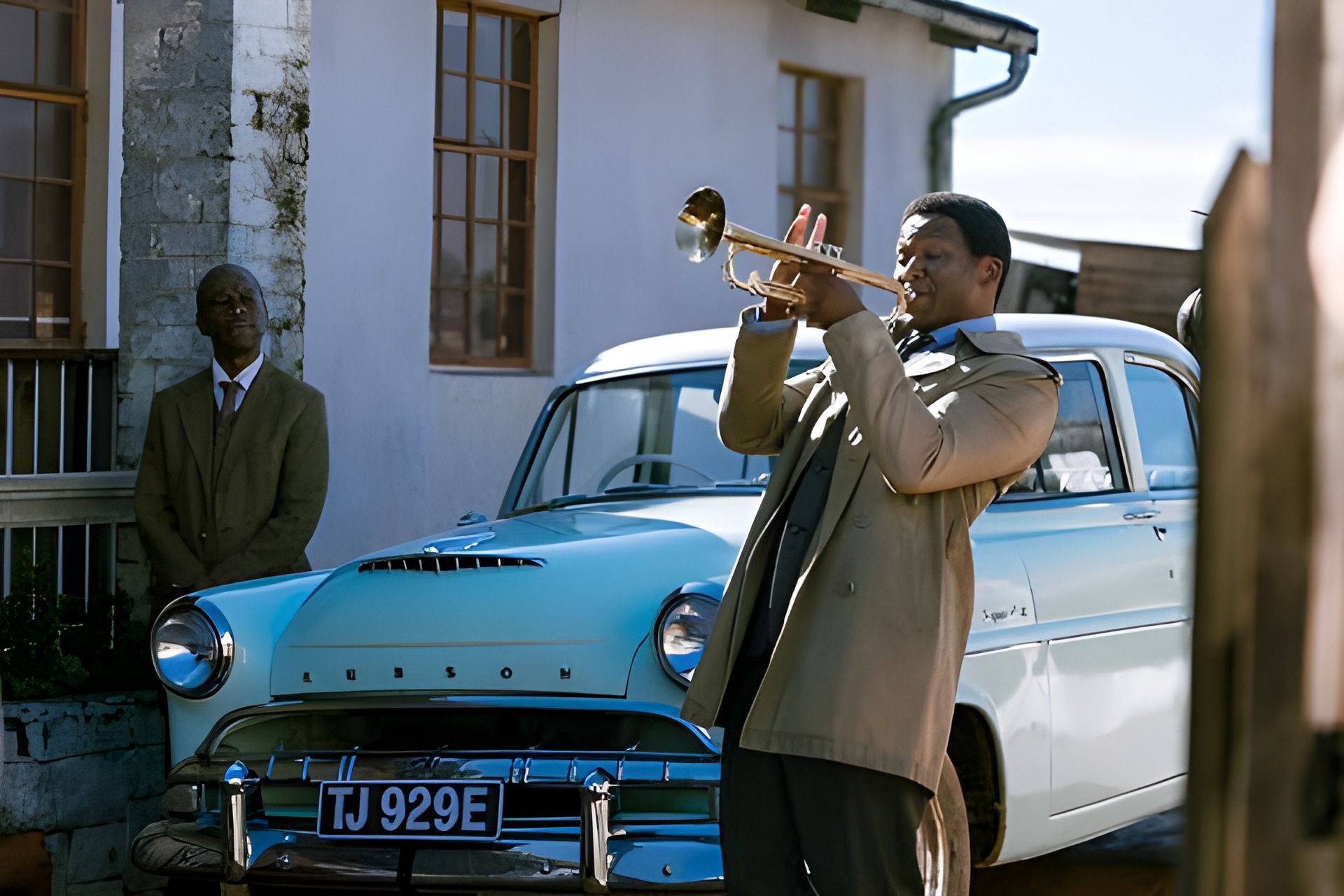 Primera imagen de Thabo Rametsi como Hugh Masekela: Condon cuenta el caso ‘Graceland’ desde el exilio en ‘The Road Home’