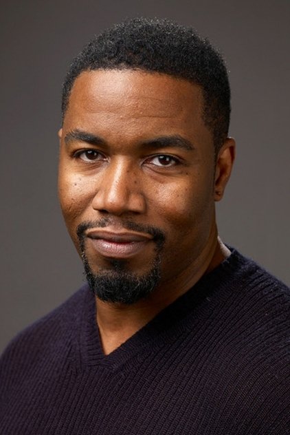 Michael Jai White como Archie