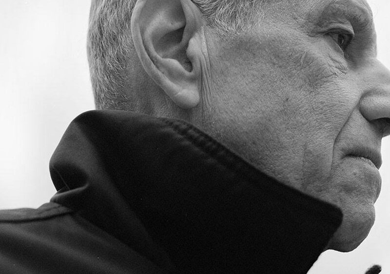 Alex Katz, họa sĩ biến sự rõ ràng trở thành một tuyên ngôn nghệ thuật