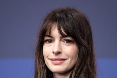 Anne Hathaway llora al convertirse en Leyenda de Disney: la niña de ‘El diario de la princesa’ y su año de 2.000 millones