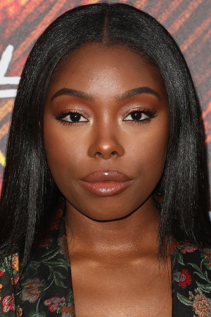 Asjha Cooper como Alex Crisp