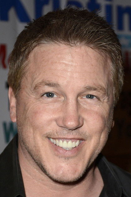 Lochlyn Munro als Blake Hughes