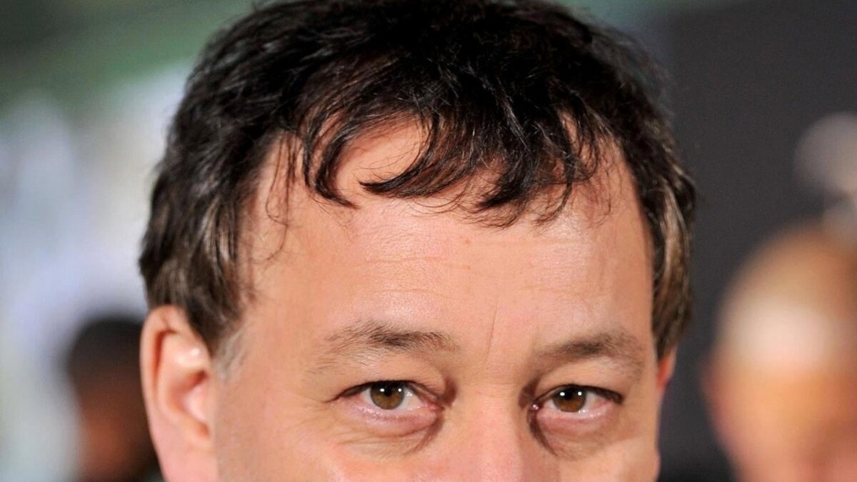 Sam Raimi, el director que nunca terminó de salir de la cabaña en el bosque