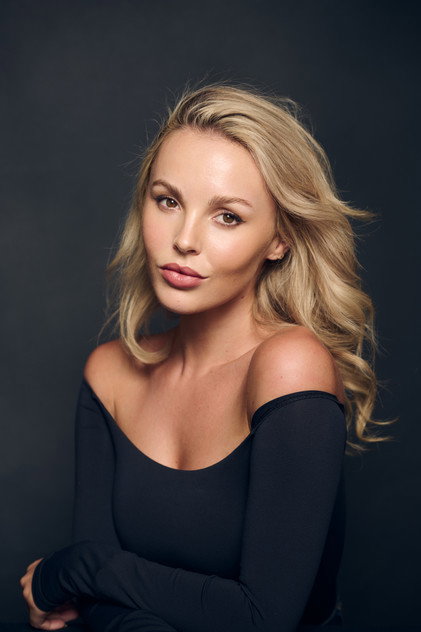 Betsy Blue-English como Rachel