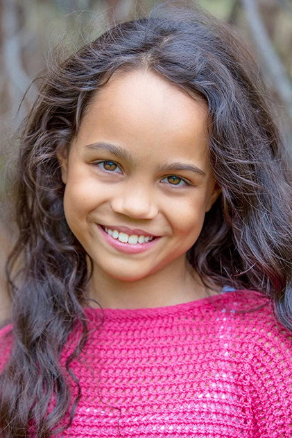 Chloe De Los Santos als Maggie