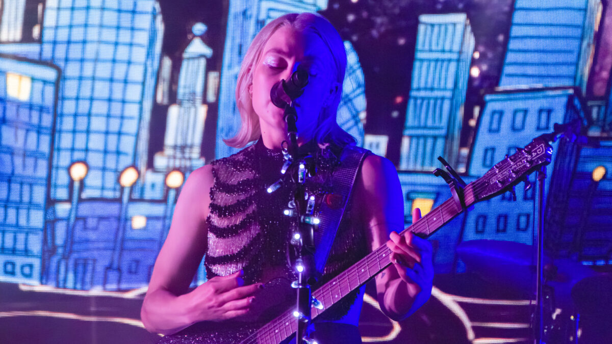 Phoebe Bridgers lleva ‘Lost Weekend’ al planetario: a oscuras y sin celulares