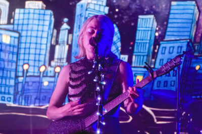 Phoebe Bridgers estreia ‘Lost Weekend’ no planetário, no escuro e sem celular
